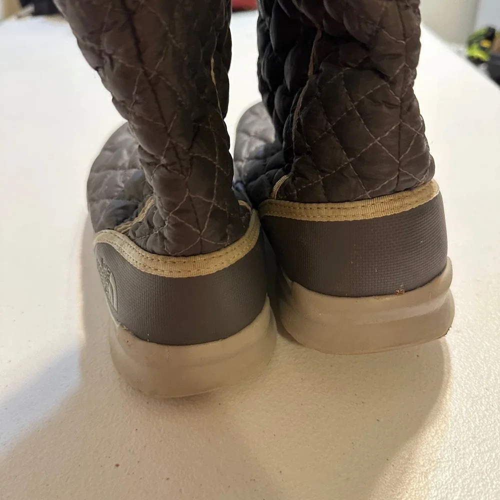 The North Face ThermoBall‎ Boots Womens 9 Gray Button Quilted Outdoor Winter